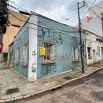 Casa de esquina com 64m², ótima para residência ou para comércio, 2 dormitórios, living dois ambientes, cozinha, banheiro social e terraço com lavanderia.&lt;BR&gt;&lt;BR&gt;Esta localizada na parte m