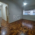 Ótimo apartamento no bairro Menino Deus, com 68m² privativos, reformado, de 2 dormitórios. Possui sala ampla, 2 dormitórios, banheiro com box de vidro, cozinha espaçosa, área de serviço, dependência e