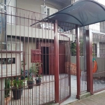 A casa da frente tem dois pavimentos. Pavimento inferior possui amplo living, banheiro, sala de jantar e  cozinha. No pavimento superior possui 4 dormitórios e 01 banheiro social. Um dos dormitórios p