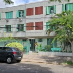 Apartamento térreo, excelente localização entre a Av. Bento Gonçalves e Rua Santana em Porto Alegre. Apartamento de 01 dormitório grande, com sala, cozinha e banheiro com móveis planejados, banheiro g