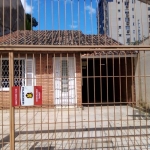 CASA  NO BAIRRO INDEPENDÊNCIA EM PORTO ALEGRE - RS . Excelente oportunidade.  Casa térrea em alvenaria,  sala ampla, piso em madeira, copa e cozinha, 2 banheiros, aberturas em bom estado de conservaçã