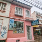 Casa com 2 pavimentos para fins comercial ou residencial no bairro Santana. Parte superior com sacada, 2 salas, 1 dormitório, 1 banheiro com ampla cozinha. Na parte inferior living ambiente, 2 salas, 