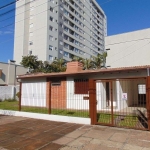 Ótima casa de 84m² privativos no bairro Jardim Botânico! O imóvel é composto por espaçoso living para dois ambientes, 2 dormitórios, banheiro social, cozinha, área de serviço, pátio e 2 vagas de garag