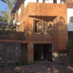 CASA DIFERENCIADA no morro Apamecor, projetada pelo proprietário arquiteto com madeiras e tijolos de demolição assim como aberturas. Porta da frente de metal, singular...Cozinha integrada à sala, piso