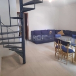 Excelente cobertura com 02 dormitórios no Bairro Cristal. Com 124 m² de área privativa, composta de 02 dormitórios, semi-mobiliada, living para 02 ambientes, cozinha montada, despensa e banheiro socia