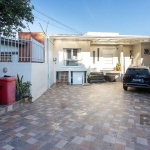 Casa com 6 dormitórios ,sendo uma suíte , 2 banheiros, varanda, cozinha, sala de estar, living com 2 ambientes lavanderia, 5 vagas de carro. Todos os quartos tem ar condicionado, sala térrea e sala em