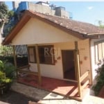 Residência  com 134m2 ,  03 dormitórios, living amplo, copa cozinha, banheiro social, andar inferior da casa, 2 dormitórios, living, banheiro social. Pátio com churrasqueira, piscina, 01 garagem. &lt;