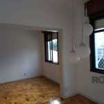 Apartamento 3 dormitórios, transformado em 2 dormitórios com living estendido, de fundos, bem iluminado, dois lances de escada, cozinha, área de serviço e dependência de empregada com banheiro auxilia