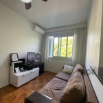 Este excelente apartamento de 1 quarto, possui uma espaçosa sala de estar com dois ambientes, banheiro social e uma área de serviço completamente renovada. Ficam no imóvel, móveis fixos no banheiro, c