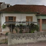 Imóvel em excelente localização no bairro Gloria, a 2 min do novo Zaffari de Teresópolis. A casa é mista e necessita de uma reforma. Agende sua visita com um de nossos corretores!