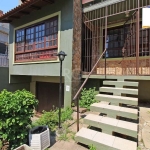 Excelente casa/sobrado com 4 dormitórios, sendo 1 com sacada e 1 suíte com banheira de hidromassagem, banheiro social, living para 2 ambientes, escritório, sala de TV, ampla cozinha, 2 lavabos, área d