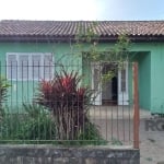 Casa  com 3 quartos  2  sala,  2 cozinha bem ampla , 2 banheiros e nos fundos um excelente espaço . A casa possui um ótimo pátio com árvores, vaga para 2 carros. Localizada próxima  Avenida Assis Bras