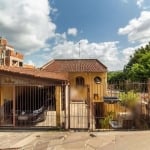 Casa à venda no bairro Camaquã, zona sul de Porto Alegre,  O imóvel possui 2 pavimentos: no nível da rua, há uma sala, lavabo e um dormitório com sacada. &lt;BR&gt;No andar inferior, encontra-se uma s