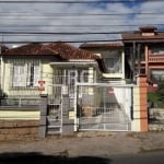 Casa totalmente reformada. Cinco banheiros novos, 3 suítes, cozinha  com armários, sala nova com lareira. Toda rede de água e esgoto nova. Eletricidade trifásica,  toda a fiação e disjuntores novos. D