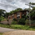 Terreno de esquina muito bem localizado, com 700m², bairro Santa Teresa . O terreno possui uma ampla casa com 300m² de área construída, mezanino e lareira, necessita de algumas reformas. Proprietário 