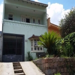 Ótimo sobrado no bairro Partenon, bem estruturado com 4 dormitórios e 1 gabinete, dormitório do casal com suíte e sacada. Living dois ambientes, lavabo, copa, cozinha integrada com churrasqueira, área