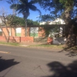 Casa de esquina no bairro Cristal, com 3 dormitórios, 2 banheiros, living amplo, cozinha, área de serviço, churrasqueira, 2 vagas de garagem coberta. Bom pátio com gradil. Próximo ao Barra Shopping e 