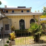 Vende bela casa no Bairro Teresópolis, com 3 suítes, salas amplas, cozinha mobilada, 5 banheiros, churrasqueira, pátio grande com piscina, garagem para 5 carros coberta, 1 garagem externa. Junto com C