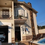 Vende casa impecável de 3 pisos de esquina com 210m² mais espaço do festeiro, muito bem dividida , arejada. Está impecável, nada a fazer. À 1 km do Zaffari Hípica  e a 3km orla do Guaíba. No primeiro 