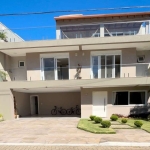 Esta casa encantadora de quatro suítes é o lar perfeito para quem busca conforto e praticidade. Localizada no prestigiado condomínio Mirante do Lago, dentro do  Lagos de Nova Ipanema, ela oferece não 