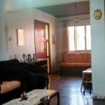 Casa térrea localizada na parte alta do bairro, medindo 110 m² de área privativa em terreno de 280 m², com 3 dormitórios, sendo um com suíte, sala, cozinha, 2 banheiros, área de serviço e garagem para