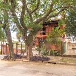 Casa localizada no bairro Vila Jardim, com 545m². Imóvel com 3 dormitórios sendo 1 suíte, sala de estar/jantar, sacada fechada, cozinha, banheiro social, área de serviço, piscina, churrasqueira, aquec