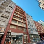 JK com 29m² no coração do Centro de Porto Alegre. Bom estado, silencioso, bem iluminado,  com cozinha separada, piso parquet, andar baixo.&lt;BR&gt;Edifício com portaria 24h e elevador. &lt;BR&gt;Loca