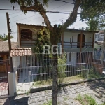 Casa com dois pavimentos, quatro dormitórios, sendo um suíte com hidromassagem, sacada em toda extensão da frente, amplo living com três ambientes, lareira, banheiro social, lavabo, belíssima escada d