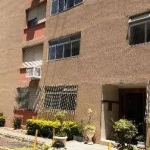 Excelente apartamento,dois dormitórios,dependência de empregada,cozinha montada,wc auxiliar,área de serviço,banheiro social finamente decorado,garagem fechada e escriturada e mais uma vaga rotativa,po