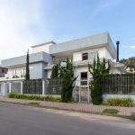 Excelente casa de esquina no Bairro Guarujá, zona sul de Porto Alegre. Ótima orientação solar manhã e tarde, circulação de ar e iluminação naturais. Pavimento superior com 4 quartos sendo 3 suítes, su