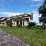 Excelente residência em condomínio fechado, composta por 3 dormitórios, sendo 1 suíte, sala de estar com lareira , sala de jantar, lavabo, escritório, ampla cozinha com móveis sob medida, espaço gourm