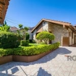 Casa de alvenaria com lindo jardim.&lt;BR&gt; Possuí dois dormitórios, living para estar e jantar, cozinha, banheiro social e lavanderia. &lt;BR&gt;Casa nos fundos de dois andares, com sala de Jantar,