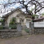 Excelente casa à venda em Higienópolis, com 160.91m² de área privativa e 825m² de área total. Possui 3 dormitórios, 2 banheiros, 1 vaga de garagem. A casa possui uma ótima infraestrutura com área de s