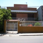 Excelente casa à venda em Niteroi, Porto Alegre. Com 5 quartos, sendo 1 suíte, 4 banheiros sociais e 6 vagas de garagem. Possui uma área total de 524.96m². A casa conta com infraestrutura completa, in