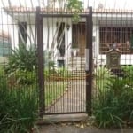 Excelente casa à venda na Rua Comendador Antonio Fontoura, localizada no bairro Glória em Porto Alegre. A casa possui uma área privativa de 330m², com 4 quartos, sendo 2 suítes, 3 banheiros sociais, 2