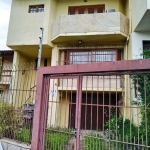 CASA, 3 DORMITÓRIOS, 1 SUÍTE, 4 VAGAS DE GARAGEM.    &lt;BR&gt; &lt;BR&gt;Sobrado com 3 pavimentos na rua Dea Coufal, desocupado, com 220,69 m² privativos (229,95 m² área total)&lt;BR&gt;&lt;BR&gt;* P