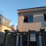 Excelente casa em condomínio fechado, com 02 dormitórios, living estar e jantar, cozinha, banheiro social, área de serviço e 01 vaga com pergolado.   &lt;BR&gt;Baixo custo condominial; quiosque com  c