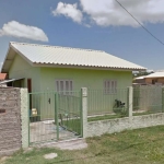 Ótima casa a venda em bairro tranquilo e bem localizado com diversos comércios locais próximos. Com 2 dormitórios, uma sala de estar, cozinha  e 1 banheiro. Pátio na frente e nos fundos com 2 vagas de