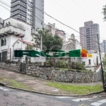 AMPLA casa em localização privilegiada do bairro Rio Branco com 5 dormitórios sendo 2 suítes, living 2 ambientes com terraço, sala de jantar com lareira, copa, estar intimo com bar, 5 banheiros, patio