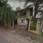 Casa de 3 dormitórios, sendo 1 suíte com closet, living de 2 ambientes, cozinha ampla, área de serviço, churrasqueira, 2 banheiros sendo 1 social e outro íntimo da suíte.&lt;BR&gt;Pátio com piscina e 