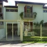 Casa de 4 (quatro) dormitórios, 1 (uma) suíte, banheira e closet. Ao todo são 6 banheiros na casa. Piscina, churrasqueira, duas salas de refeição, alarme. Portões automáticos.&lt;BR&gt;&lt;BR&gt;Na pa