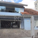 Sobrado no bairro Santana com quatro dormitórios, duas suítes, living amplo para três ambientes com mezanino e sacada, cozinha com dependência de empregada, banheiro auxiliar e lavanderia.&lt;BR&gt;Pá