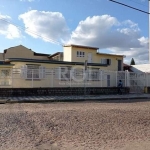 Ampla casa no Bairro Passo D' Areia. Casa com peças amplas, 3 dormitórios, 2 banheiros, sala, cozinha e patio&lt;BR&gt; Parte superior com terraço, 1 dormitório, cozinha e banheiro. 04 vagas de garage