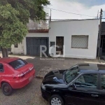 Casa sobre terreno de  no bairro Partenon. Ótima localização para comércio, construção de sobrados ou pequeno prédio. Com 2 entradas e área total 462,88.&lt;BR&gt;Agende sua visita com nossos corretor