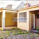 Casa com terreno de 13,64m² X 36,96m² no Bairro Floresta, imóvel próximo à Av. Cristóvão Colombo, transformada para comércio, conta com 03 banheiros, churrasqueira, pátio nos fundos, terraço e 05 vaga