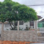 LINDO terreno medindo 300m² com 02 casas e vagas de garagem!&lt;BR&gt;Primeira casa conta com 02 dormitórios, sala de estar, sala de jantar, cozinha separada, banheiro e opção para um terceiro dormitó