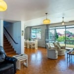 Vende no bairro Santa Tereza, casa com piscina com mais de 500metros quadrados, 5 dormitórios, suite, lareia e churrasqueira. Amplo patio com terraço e piscina.