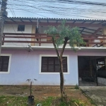 Casa com 2 pavimentos, sendo 2 casas independentes, sendo a parte superior com 2 dormitórios, banheiro social, sala de estar e jantar com lareira, integradas a cozinha, área externa com churrasqueira 