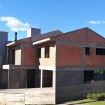 Lote com casa em condomínio para ser finalizada, possui projeto aprovado e esta com estrutura pronta e telhado, faltando acabamentos e reboco externo, possui 229m² com 3 suítes, lavabo, living 3 ambie