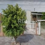 Casa térrea reformada, na zona norte de Porto Alegre,  com 3 dormitórios,   living 2 ambientes bem definidos, 3 banheiros. Pátio com piscina,  espaço churrasco,  4 vagas. Estuda como parte do pagament